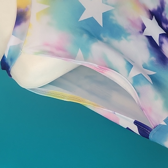 Colorful star top with open shoulders NWOT - Picture 2 of 5